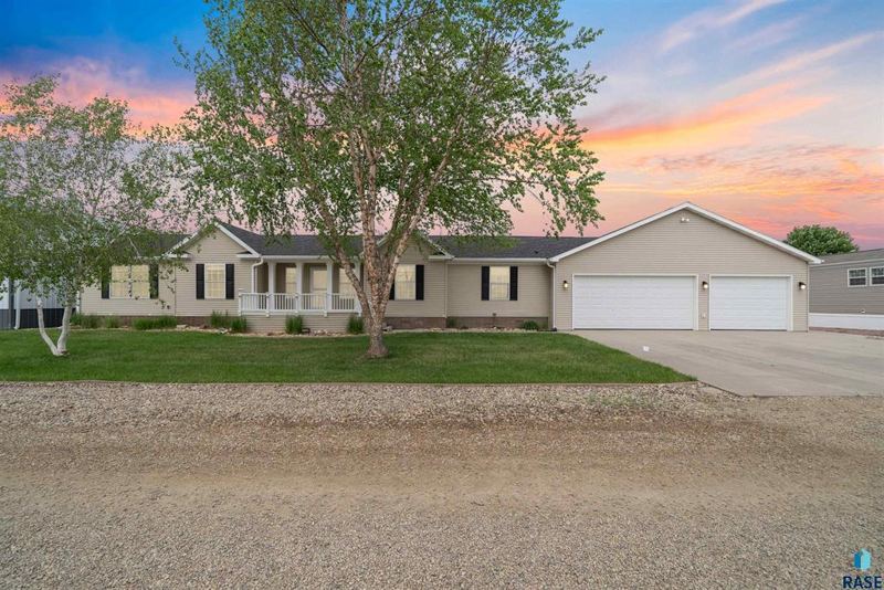 702 Lighthouse Island Ave, Lake Andes, SD